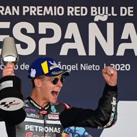 Kvartararo izcīna karjeras pirmo uzvaru 'MotoGP' sezonas ievadā; Markesam lauzta roka