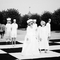 Foto: Rakstītāji pret lasītājiem – Rundāles pils dārzā notikusi dzīvā šaha spēle