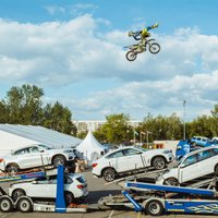 Video: Aleksandrovičs izpilda vēl nebijušu triku – 20 metru lēcienu ar motociklu pār jauniem BMW