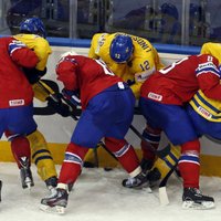 Zviedrija ar grūtībām uzvar kaimiņus Norvēģijas hokejistus