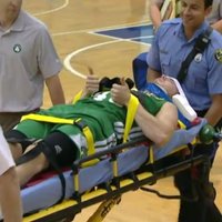 Video: Dairi Bertānu NBA Vasaras līgas spēlē no laukuma nogādā slimnīcā