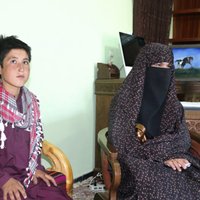 15 gadus veca afgāņu meitene nošauj 'Taliban' kaujiniekus