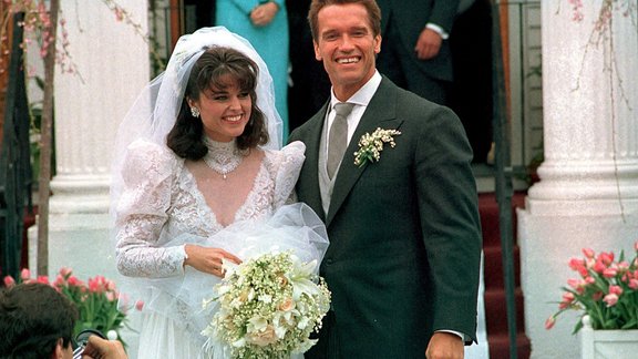 Arnold Schwarzenegger poses with his bride Maria Shriver 