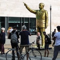Vācijas pilsētā aizvāc Erdogana zelta statuju