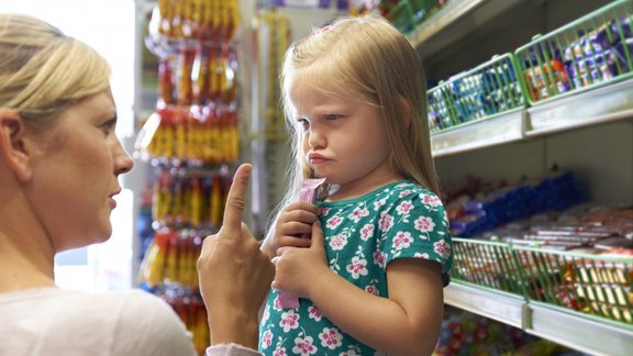 dusmas bērns meitene agresija veikals vecāki mamma