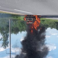 Video: Saulkrastu novadā ar atklātu liesmu nodeg auto