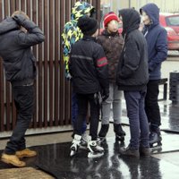 ФОТО: Малолетние курильщики вызвали недовольство среди посетителей катка