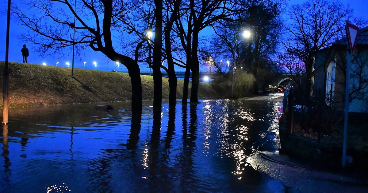 Plūdi Jēkabpilī: Plaši resursi stiprina aizsargdambi; ūdens varētu kāpt ...