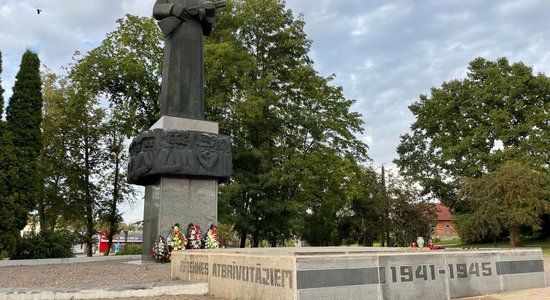 Ignorējot likumu, pašvaldība rosinās pārvietot pieminekli 'Rēzeknes atbrīvotājiem' uz Brāļu kapiem