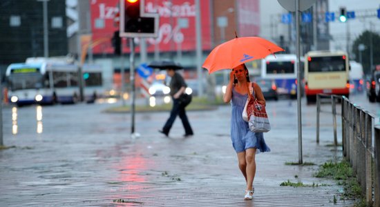 Visā valstī izsludināts oranžais brīdinājums par lokāliem negaisiem