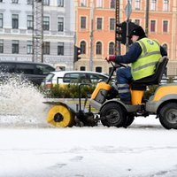 Rīgā spēkā stāsies sniega šķūrēšanas satiksmes ierobežojumi