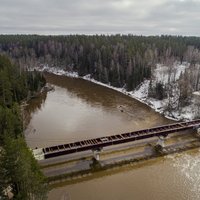 ФОТО. При строительстве моста через Гаую применен редкий метод укладки балок