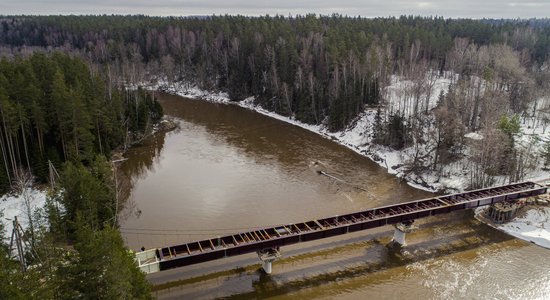 ФОТО. При строительстве моста через Гаую применен редкий метод укладки балок