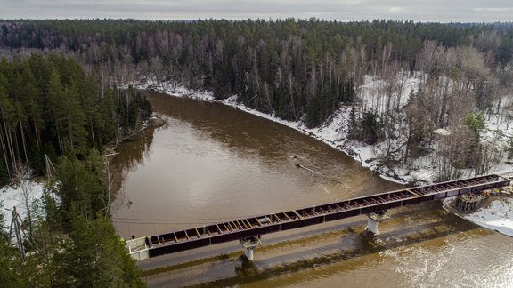 Būvdarbi tiltam pār Gauju pie Rāmniekiem 