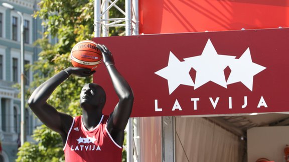 Eurobasket 2015 fanu zona pie Brīvības pieminekļa - 2