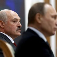 Minska un Maskava 'uz nažiem': Lukašenko krievu bāzi nevajagot, sūdz Krieviju tiesā