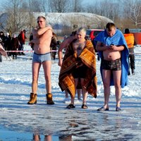 Video: Kunga kristīšanas svētki un ledusauksta pelde Rēzeknē