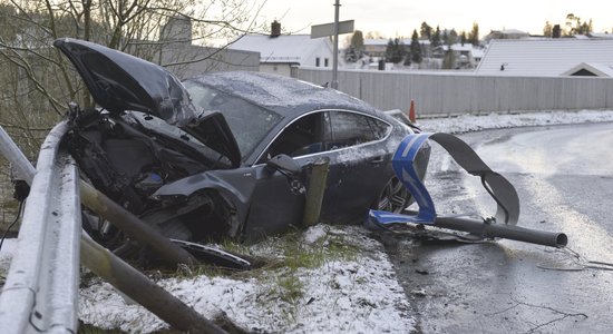 Olimpiskais čempions slēpošanā Nurtugs dzērumā sadauza savu automašīnu