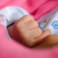 Vakcīnas atlikšana un vecmātes pārkāpumi – izpētīti divu zīdaiņu nāves iemesli