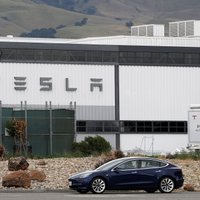 'Tesla' pērn pasaulē piegādājusi gandrīz miljonu automobiļu