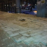 Свежая плитка у Памятника свободы уже провалилась (добавлен комментарий РД)