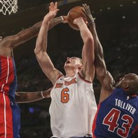 Porziņģa 33 punkti neglābj 'Knicks' no otrā zaudējuma