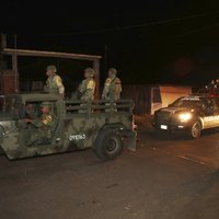 Uzbrukumā policijas konvojam Meksikā nogalināti 13 cilvēki