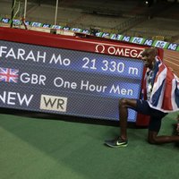 Farahs sacensībās stadionā atgriežas ar pasaules rekordu stundas skrējienā