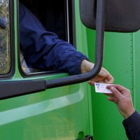 Iereibis kravas auto vadītājs likumsargiem piedāvā 50 eiro kukuli