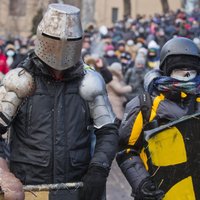 Par fotogrāfiju Ukrainas protestu atbalstam Baltkrievijas tiesa liek arestēt 23 cilvēkus