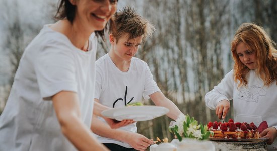 Konfekšu deserts un tortiljas sendvičs – ideja izsmalcinātām Māmiņdienas brokastīm