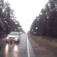 ВИДЕО: Секунда до лобового столкновения на шоссе Вентспилс-Рига
