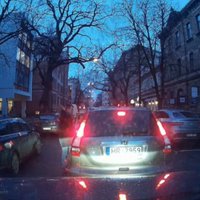 Video: Priekšzīmīgs autovadītājs Rīgas ielās pārmāca pārkāpēju