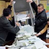 Vēlēšanas Ukrainā: Jaceņuka partija vadībā; saskaitīti 46 % balsu