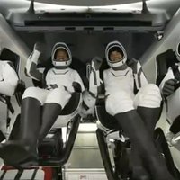 'SpaceX' pirmās civilās misijas locekļi atgriežas uz Zemes
