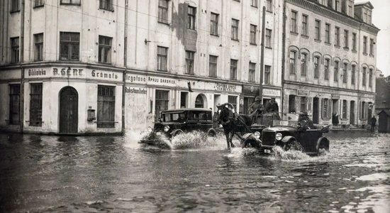 Govis viesistabā un Venēcija Ķīpsalā – kā Rīga pārdzīvoja milzīgos 1929. gada plūdus