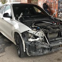 ФОТО: В Плявниеках жестоко "разделались" с внедорожником BMW X6