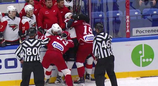 Video: Hārtlija vadītā 'Avangard' spēlētāji iesaistās asiņainā kautiņā ar 'Vitjazj' hokejistiem