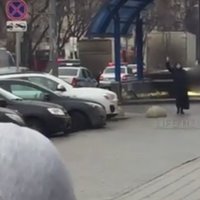 Video: Maskavā sieviete ar bērna galvu rokās draud uzspridzināties
