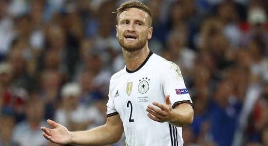 Vācijas futbola izlases aizsargs Mustafi oficiāli pievienojies Londonas 'Arsenal'