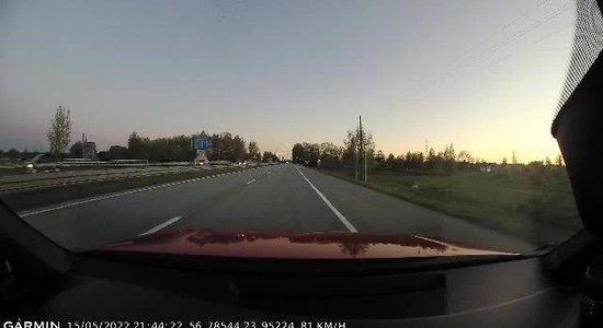 Video: Autovadītājs izraisa bīstamu situāciju uz Jelgavas šosejas