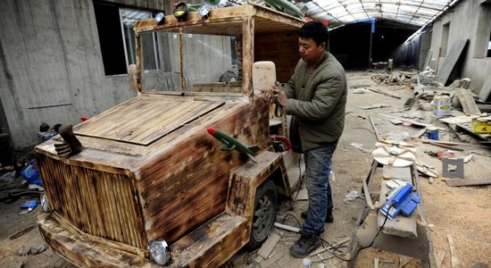 Ķīnietis izgatavo koka elektromobīli, ko aprīko ar raķetēm un radaru