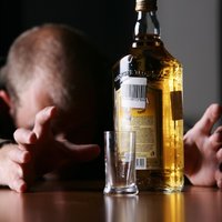 Smagi cīnos ar ģimenes alkoholiķi, kur lai vēršos pēc palīdzības?