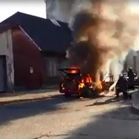 ФОТО, ВИДЕО: В Агенскалнсе загорелась машина - заснята оперативная работа пожарных