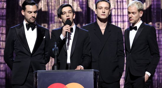 'The 1975' ar divām galvenajām balvām triumfē 'BRIT Awards' ceremonijā