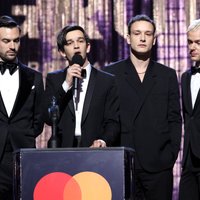 'The 1975' ar divām galvenajām balvām triumfē 'BRIT Awards' ceremonijā