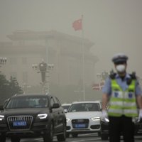 Foto: Smilšu vētra Ķīnu ietin putekļos