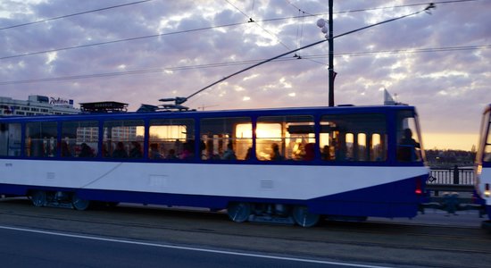 'Volkswagen' nāvējoši traumē gājēju; diviem citiem uzbraucis tramvajs