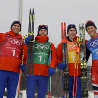 Norvēģija triumfē arī olimpiskajā distanču slēpošanas stafetē vīriešiem