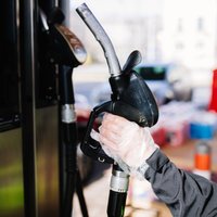Degvielas cenas 'nokritušas' zem eiro par litru